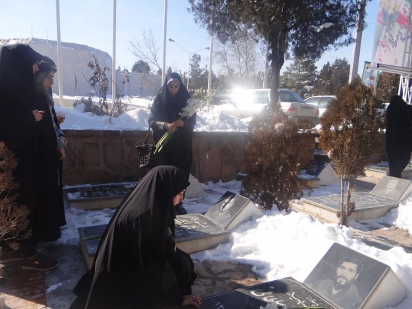 گزارش تصویری از حضور دانشجویان ومسئولان در مراسم میهمانی لاله ها به مناسبت ایام الله دهه مبارک فجر 3