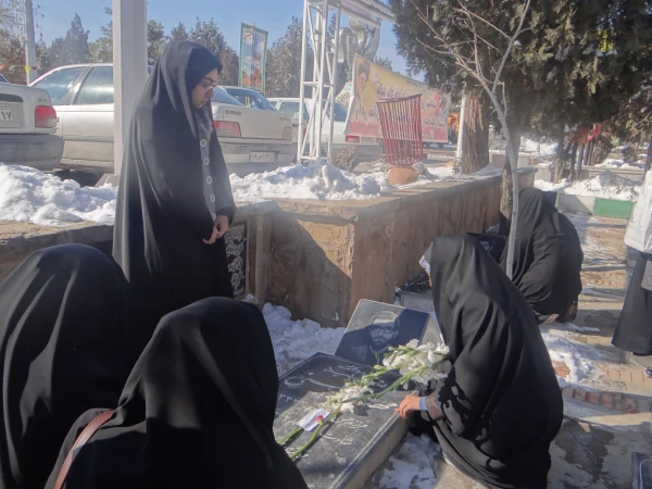 گزارش تصویری از حضور دانشجویان ومسئولان در مراسم میهمانی لاله ها به مناسبت ایام الله دهه مبارک فجر 5