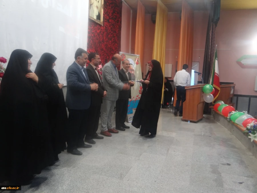 تقدیر از اساتید هیئت علمی منتخب و پیشکسوت و حائزین رتبه های دانشجویی در مراسم هفته آموزش