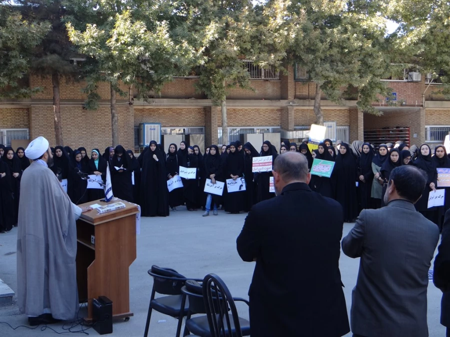 مسئول نهادمقام معظم رهبری در دانشگاه فرهنگیان استان بیان کرد؛

ملت ایران متعهد به اخلاق، احکام و فتوای مقام معظم رهبری است 3