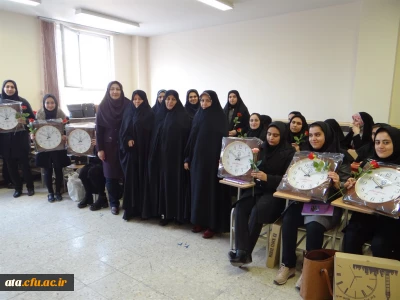 در آستانه روز دانشجو؛

اهدای گل و هدیه به اساتید و دانشجومعلمان