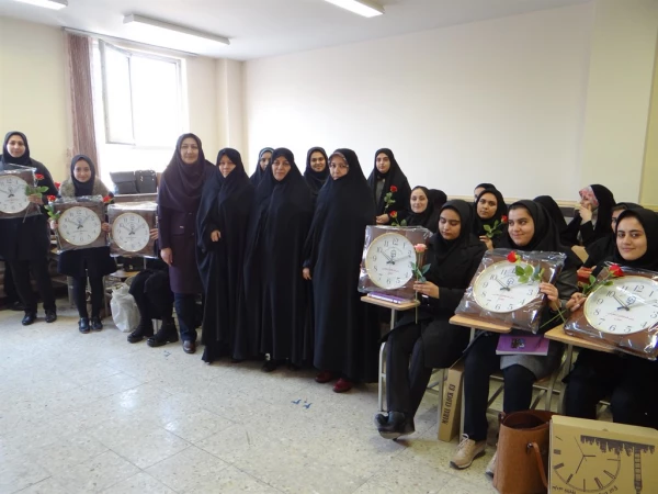 در آستانه روز دانشجو؛

اهدای گل و هدیه به اساتید و دانشجومعلمان 2