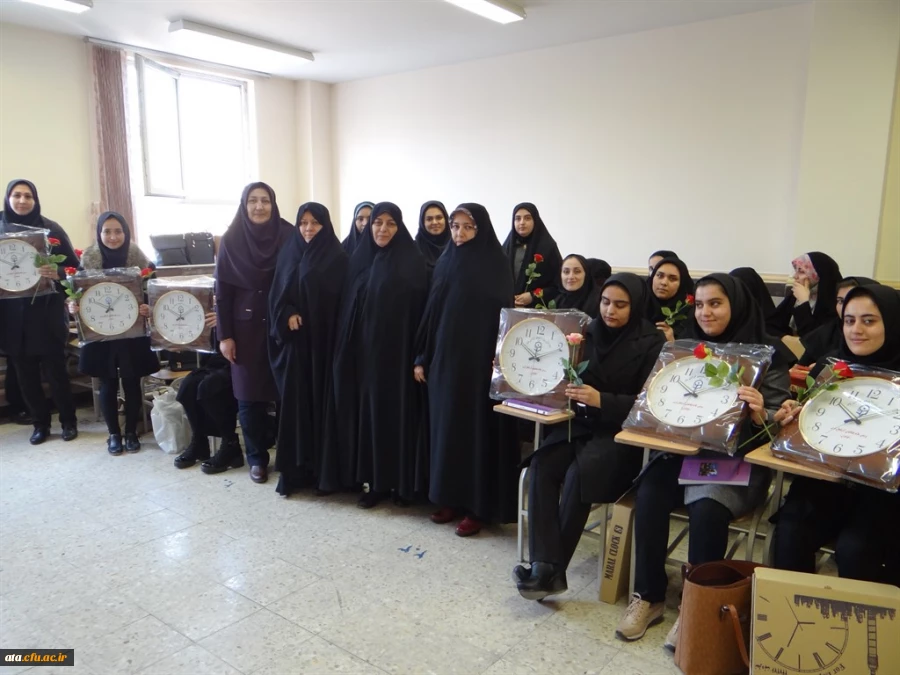 در آستانه روز دانشجو؛

اهدای گل و هدیه به اساتید و دانشجومعلمان 2