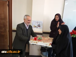 در آستانه روز دانشجو؛

اهدای گل و هدیه به اساتید و دانشجومعلمان 3