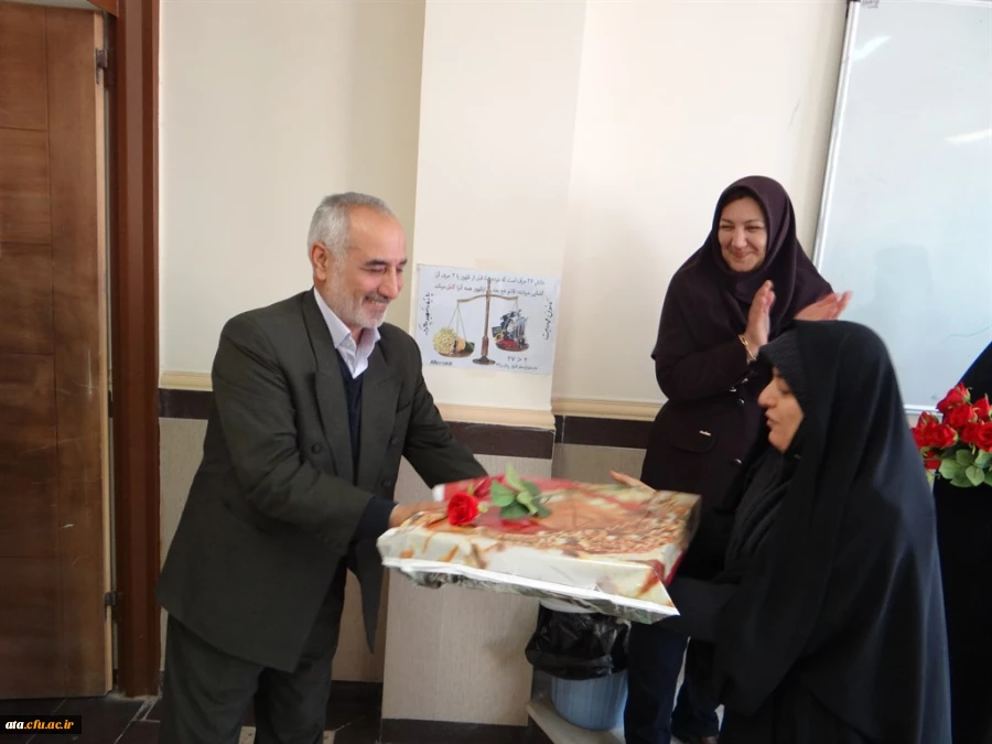 در آستانه روز دانشجو؛

اهدای گل و هدیه به اساتید و دانشجومعلمان 3