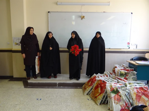 در آستانه روز دانشجو؛

اهدای گل و هدیه به اساتید و دانشجومعلمان 4