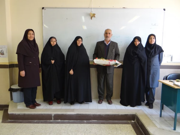 در آستانه روز دانشجو؛

اهدای گل و هدیه به اساتید و دانشجومعلمان 5