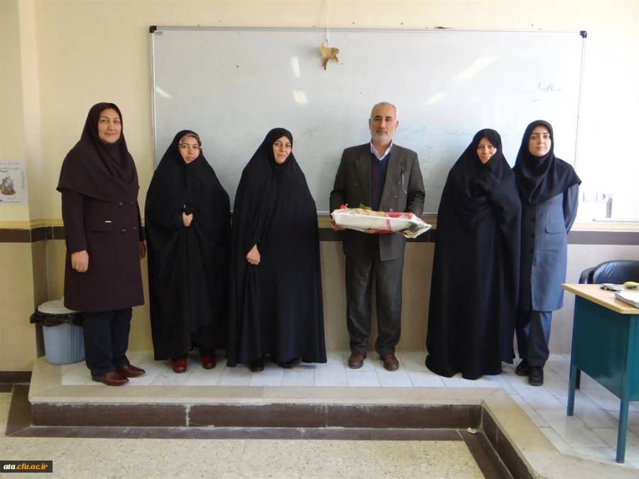 در آستانه روز دانشجو؛

اهدای گل و هدیه به اساتید و دانشجومعلمان 5