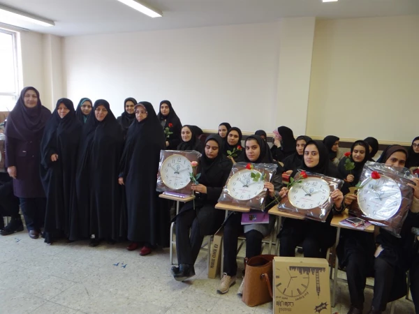 در آستانه روز دانشجو؛

اهدای گل و هدیه به اساتید و دانشجومعلمان 6