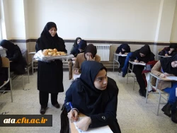 پخش شیرینی بین دانشجویان و کارکنان به مناسبت ایام الله دهه فجر 2