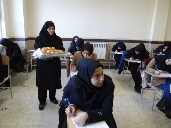 پخش شیرینی بین دانشجویان و کارکنان به مناسبت ایام الله دهه فجر 2