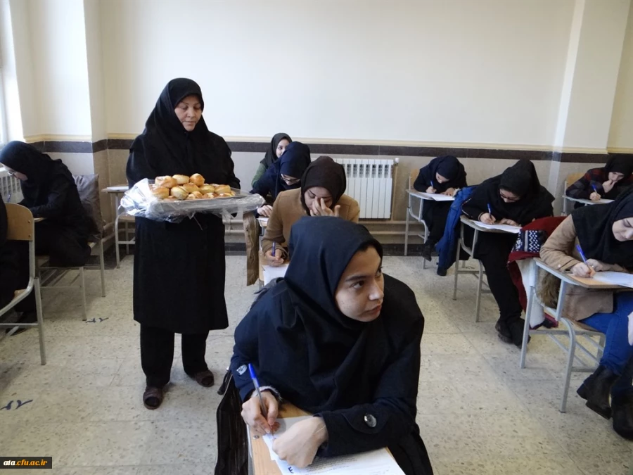 پخش شیرینی بین دانشجویان و کارکنان به مناسبت ایام الله دهه فجر 2