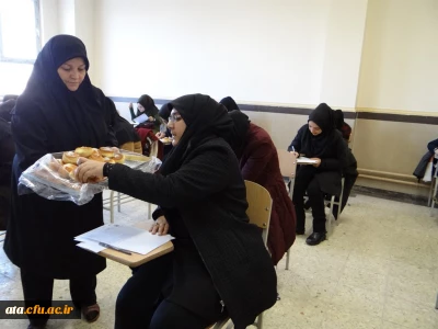 پخش شیرینی بین دانشجویان و کارکنان به مناسبت ایام الله دهه فجر