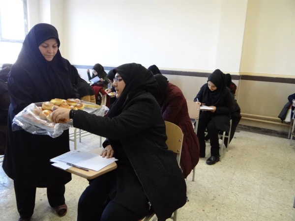 پخش شیرینی بین دانشجویان و کارکنان به مناسبت ایام الله دهه فجر 3