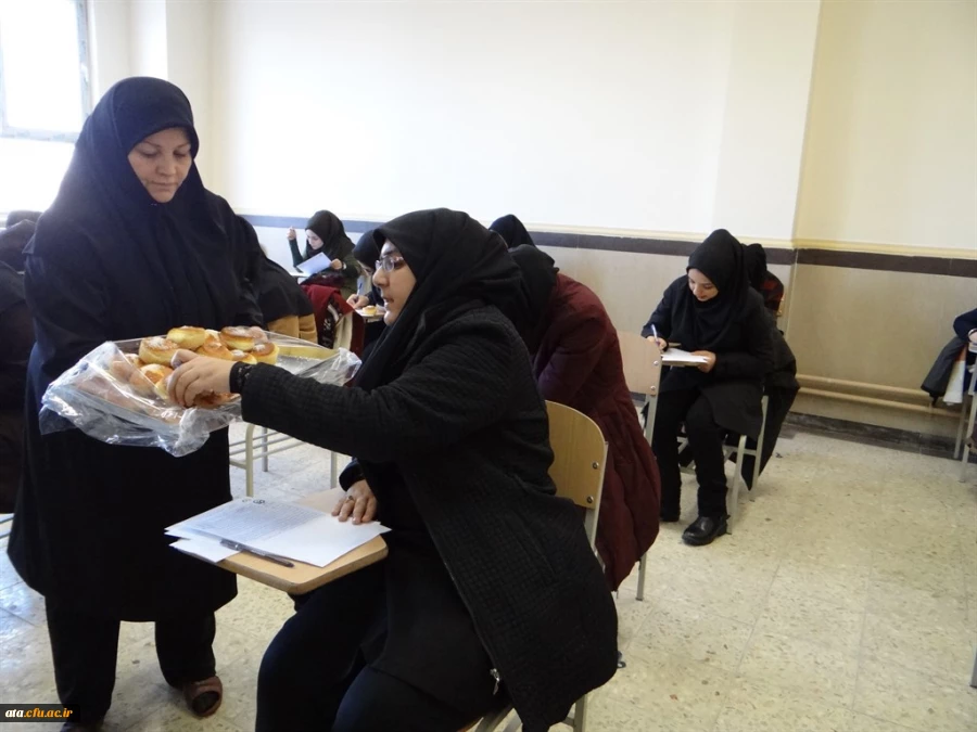 پخش شیرینی بین دانشجویان و کارکنان به مناسبت ایام الله دهه فجر 3