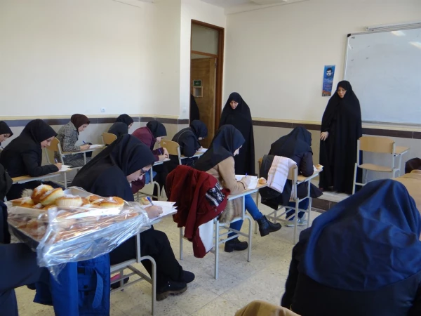 پخش شیرینی بین دانشجویان و کارکنان به مناسبت ایام الله دهه فجر 4