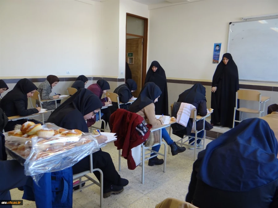 پخش شیرینی بین دانشجویان و کارکنان به مناسبت ایام الله دهه فجر 4