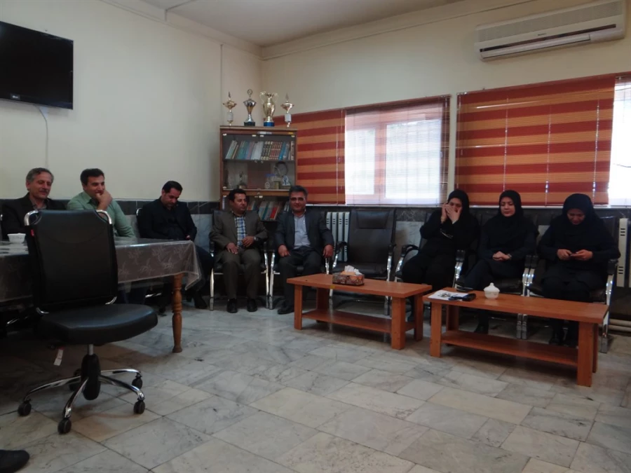 دکتر محمودلو در مراسم تقدیر از مسئولان روابط عمومی بیان کرد:

روابط عمومی چشم و چراغ یک دستگاه است 8