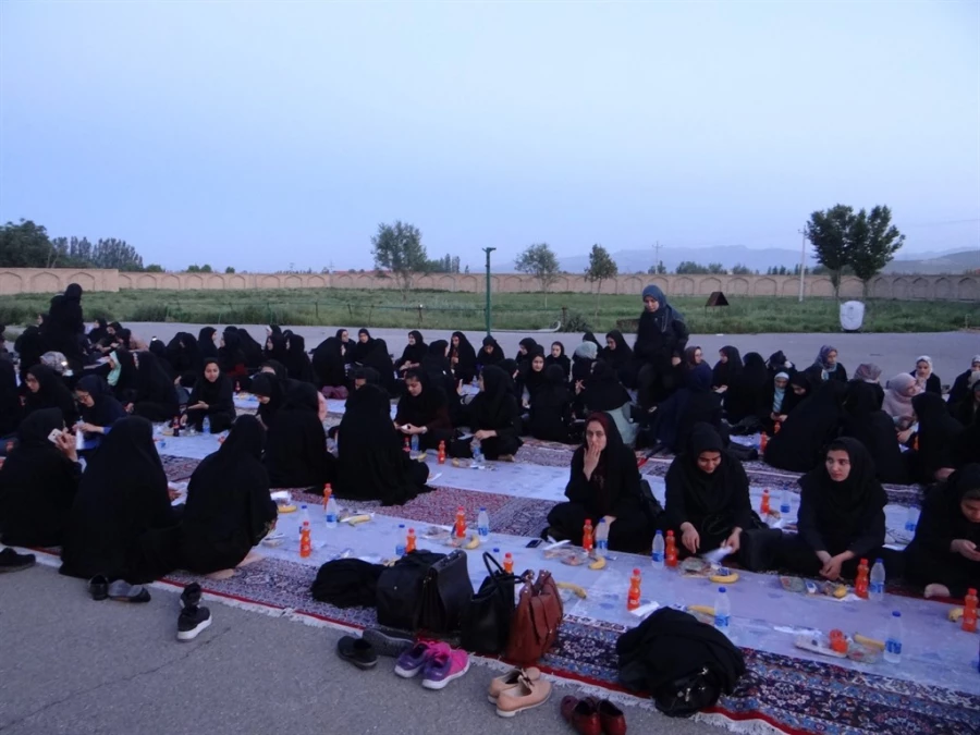 یک افطاری به یاد ماندنی؛

مراسم ضیافت افطار دانشجویان علامه طباطبایی ارومیه در کناربارگاه امامزاده غریب حسن ارومیه برگزارشد. 4