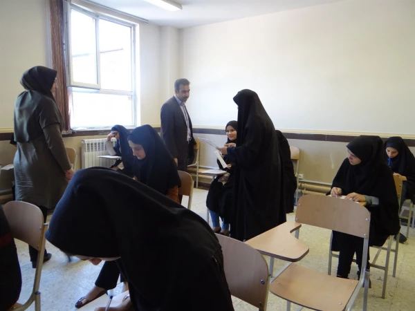 دکتر پایز در بازدید از روند برگزاری امتحانات مطرح کرد؛ 

فراهم نمودن فضای مناسب، آرام و به دور از هر گونه استرس لازمه موفقیت در امتحانات است 2