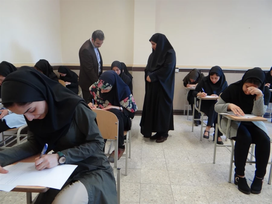 دکتر پایز در بازدید از روند برگزاری امتحانات مطرح کرد؛ 

فراهم نمودن فضای مناسب، آرام و به دور از هر گونه استرس لازمه موفقیت در امتحانات است 4