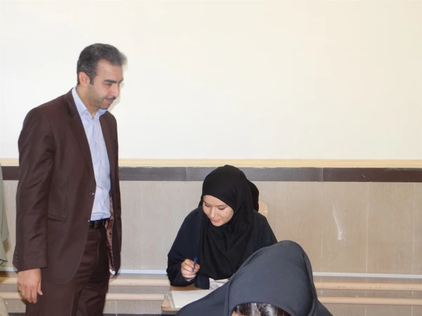 دکتر پایز در بازدید از روند برگزاری امتحانات مطرح کرد؛ 

فراهم نمودن فضای مناسب، آرام و به دور از هر گونه استرس لازمه موفقیت در امتحانات است 9