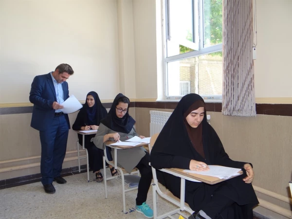 بازدید دکتر محمودلو و هیئت همراه از روند برگزاری  امتحانات پایان ترم پردیس علامه طباطبائی ارومیه 6