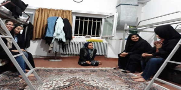 سرپرست پردیس علامه طباطبائی ارومیه  با حضور در خوابگاه دانشجویی در محفلی صمیمانه در کنار دانشجویان به تماشای فوتبال نشست 2