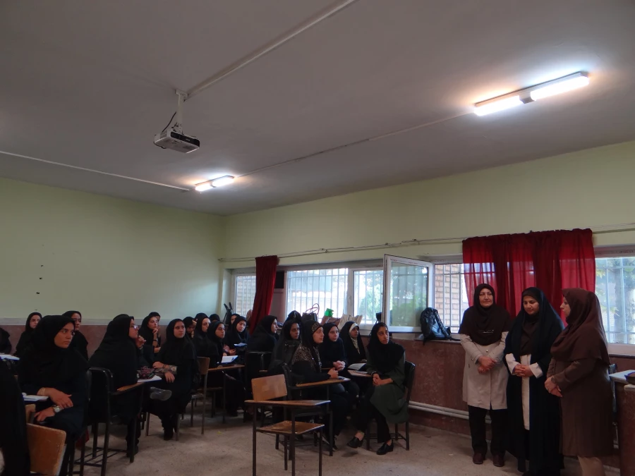 تبیین شعار سال2018 با عنوان "سلامت روان جوانان ونوجوانان :جهان در حال تغییر"توسط اساتید 3