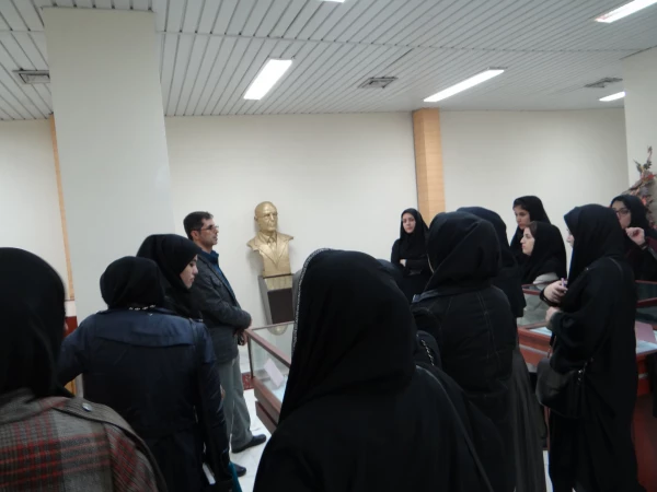 بازدید از کتابخانه مرکزی به مناسبت هفته کتاب وکتابخوانی 4