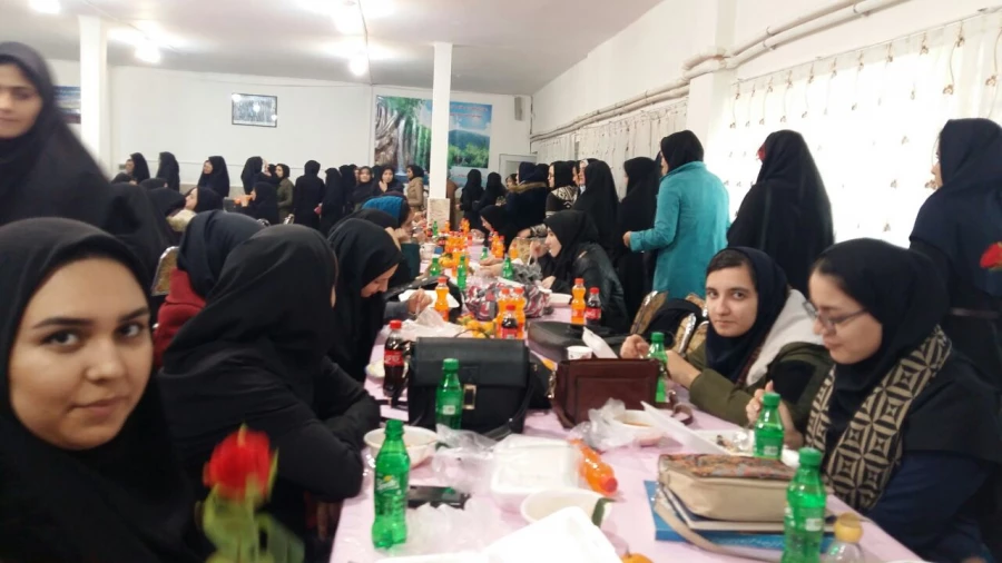 حضور صمیمانه دکتر پایز سرپرست پردیس علامه طباطبایی به همراه مسئولین پردیس در ضیافت دانشجویان به مناسبت روز دانشجو 4