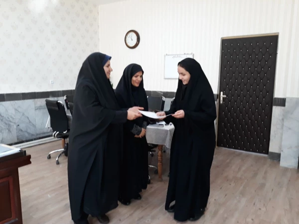 تقدیر از دانشجویان کاردان و مسئولیت پذیر توسط خانم دکتر پایز سرپرست پردیس علامه طباطبایی آذربایجان غربی 3