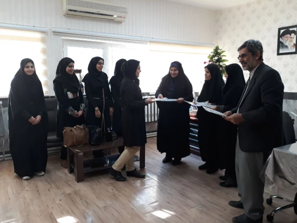 تقدیر از دانشجویان کاردان و مسئولیت پذیر توسط خانم دکتر پایز سرپرست پردیس علامه طباطبایی آذربایجان غربی 4