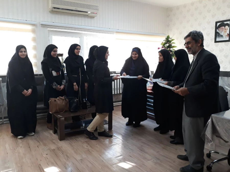 تقدیر از دانشجویان کاردان و مسئولیت پذیر توسط خانم دکتر پایز سرپرست پردیس علامه طباطبایی آذربایجان غربی 4
