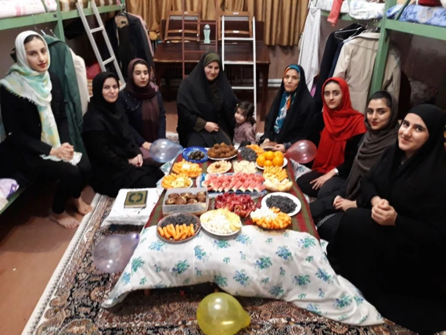 دکتر پایز سرپرست پردیس علامه طباطبایی ارومیه به همراه دکتر حمزه لو معاون آموزشی، فرهنگی و پژوهشی پردیس شب یلدا را در کنار دانشجویان سرای دانشجویی پردیس سپری کردند 4