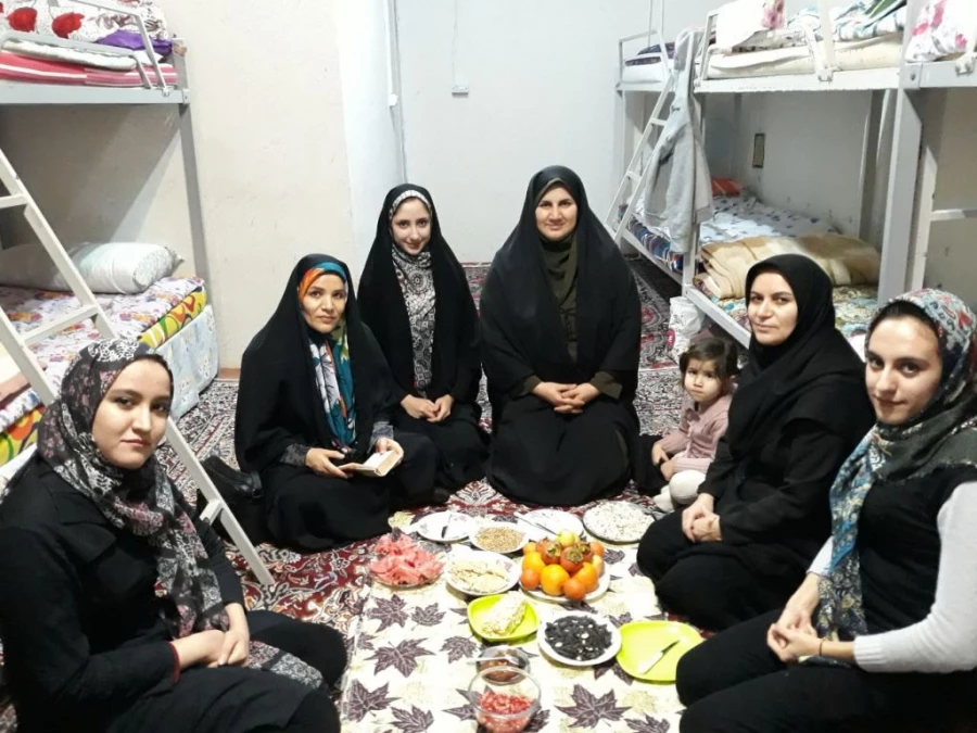 دکتر پایز سرپرست پردیس علامه طباطبایی ارومیه به همراه دکتر حمزه لو معاون آموزشی، فرهنگی و پژوهشی پردیس شب یلدا را در کنار دانشجویان سرای دانشجویی پردیس سپری کردند 5