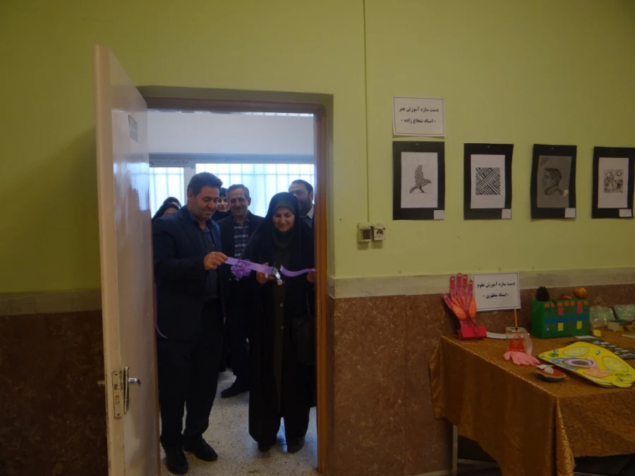 برگزاری نمایشگاه دست سازه های کمک آموزشی به مناسبت هفته پژوهش در پردیس علامه طباطبایی ارومیه 3