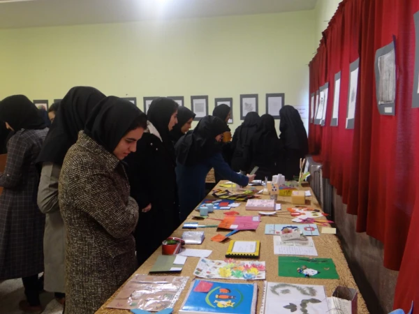 برگزاری نمایشگاه دست سازه های کمک آموزشی به مناسبت هفته پژوهش در پردیس علامه طباطبایی ارومیه 5