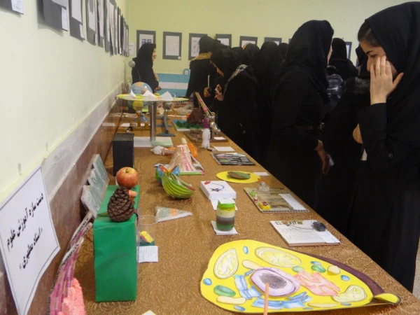 برگزاری نمایشگاه دست سازه های کمک آموزشی به مناسبت هفته پژوهش در پردیس علامه طباطبایی ارومیه 8