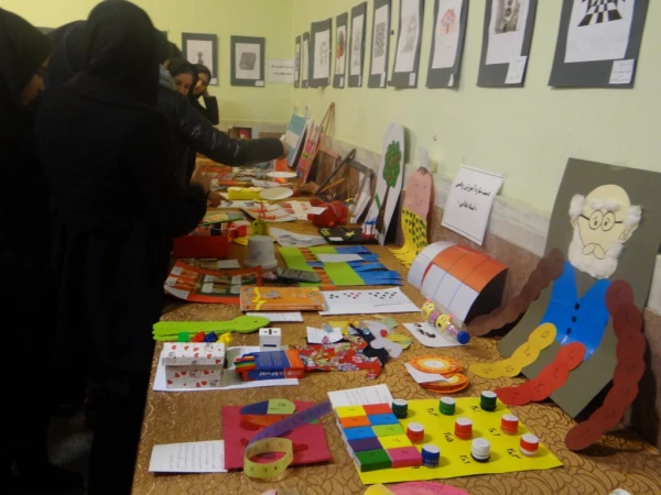 برگزاری نمایشگاه دست سازه های کمک آموزشی به مناسبت هفته پژوهش در پردیس علامه طباطبایی ارومیه 10