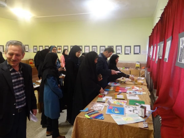 برگزاری نمایشگاه دست سازه های کمک آموزشی به مناسبت هفته پژوهش در پردیس علامه طباطبایی ارومیه 13