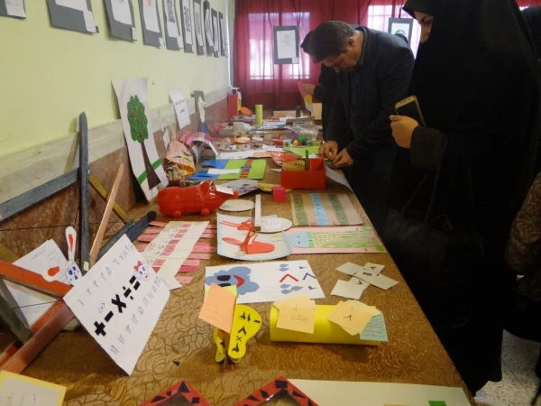 برگزاری نمایشگاه دست سازه های کمک آموزشی به مناسبت هفته پژوهش در پردیس علامه طباطبایی ارومیه 15