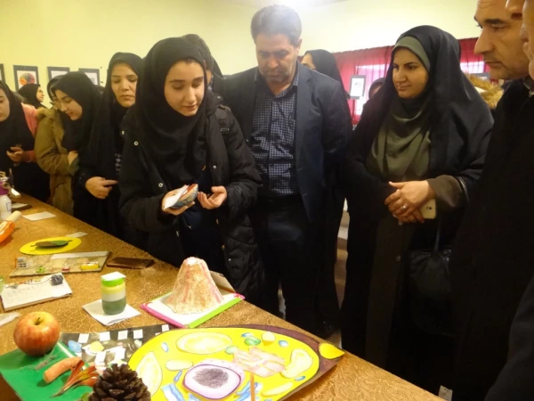 برگزاری نمایشگاه دست سازه های کمک آموزشی به مناسبت هفته پژوهش در پردیس علامه طباطبایی ارومیه 17