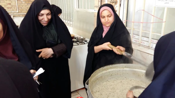 گزارش تصویری پخت آش و فروش به نفع نیازمندان به همت کانون مهدویت و مشارکت گروهی دانشجویان، اساتید و کارکنان خیر و نیکوکار 3