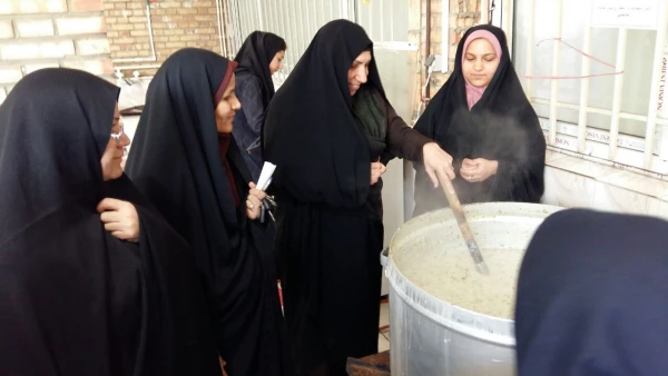 گزارش تصویری پخت آش و فروش به نفع نیازمندان به همت کانون مهدویت و مشارکت گروهی دانشجویان، اساتید و کارکنان خیر و نیکوکار 4