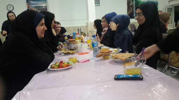 حضور دکتر پایز سرپرست پردیس علامه طباطبایی ارومیه در جمع دانشجویان هنگام مراسم افطاری  2