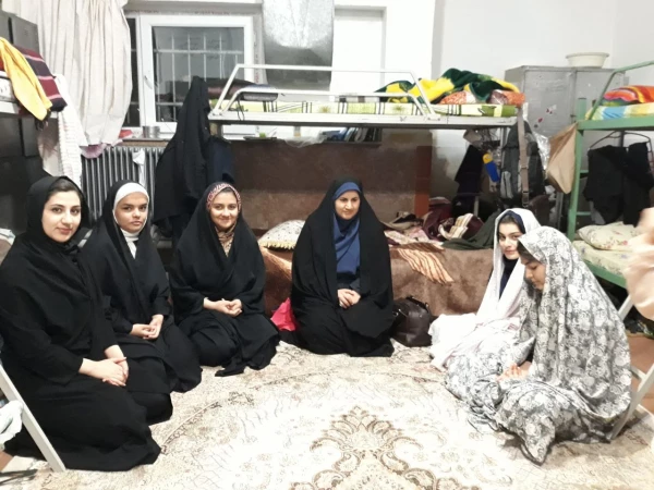 حضور دکتر پایز سرپرست پردیس علامه طباطبایی ارومیه در جمع دانشجویان هنگام مراسم افطاری  3