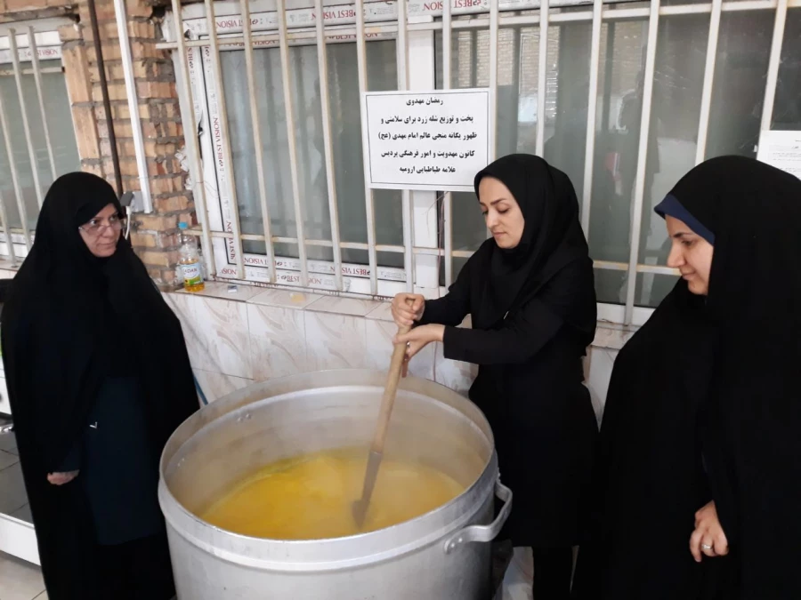 پخت و توزیع شله زرد نذری برای سلامتی و تعجیل در ظهور امام زمان (عج) به همت کانون فرهنگی مهدویت پردیس علامه طباطبایی ارومیه 2