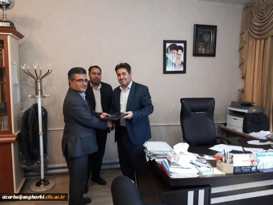 به مناسبت گرامیداشت روز ارتباطات و روابط عمومی

از رابطین روابط عمومی پردیس های شهید رجایی ارومیه و علامه طباطبایی خواهران با اهدای لوح تجلیل به عمل آمد 2