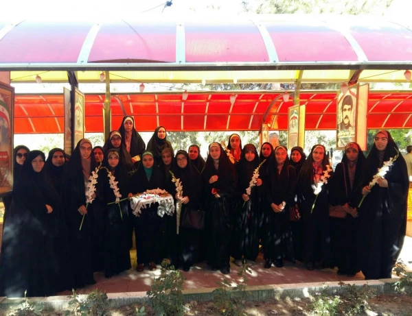 غبارروبی و گل افشانی مزار شهدای معظم هشت سال دفاع مقدس و شهدای معزز مدافعین حرم توسط دانشجومعلمان پردیس علامه طباطبایی آذربایجان غربی 2